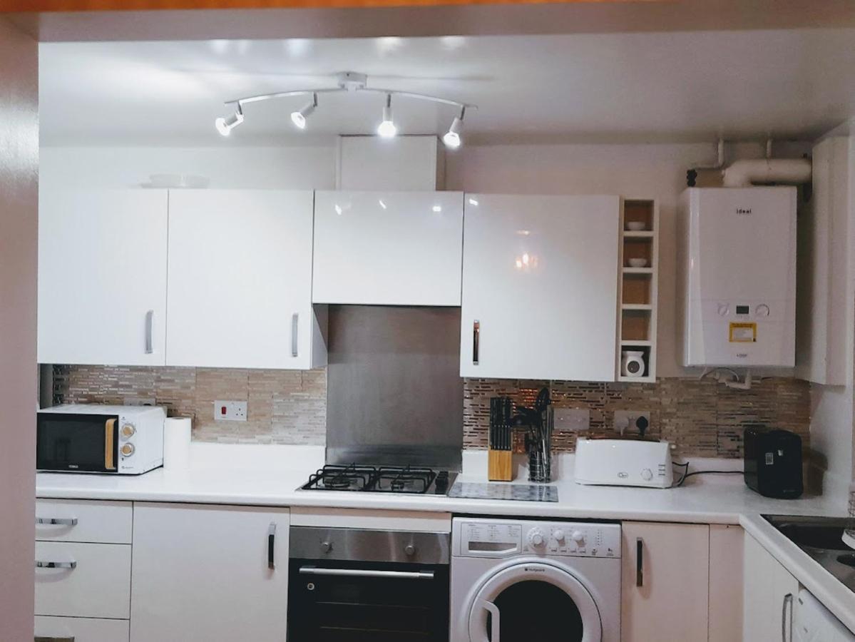 Beautiful 4 Bedroom Treasure Home Хемел Хемпстед Екстериор снимка
